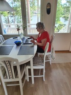 Yksin asuva Seija käyttää tietokonetta muun muassa yhteydenpitoon ja tiedonhakuun.