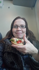 Ja tässä nälkäinen hankekoordinaattori syö kerimäkeläisten mukaan laittamia eväitä hyvällä ruokahalulla junassa kotimatkalla...