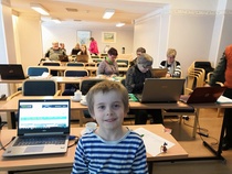 Pikkukouluttaja-apuri Aku mukana auttelemassa Kajaanin reissulla